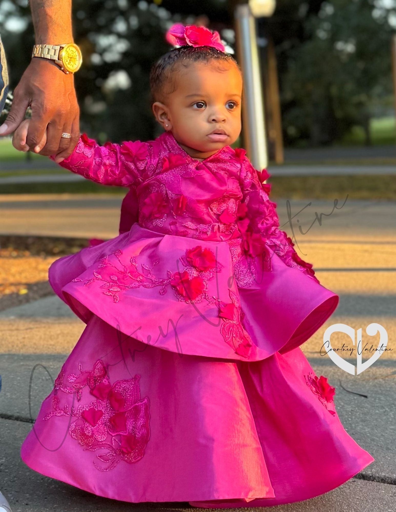 Robe en couches florale fuchsia sur mesure — Un look formel époustouflant pour les princesses élégantes