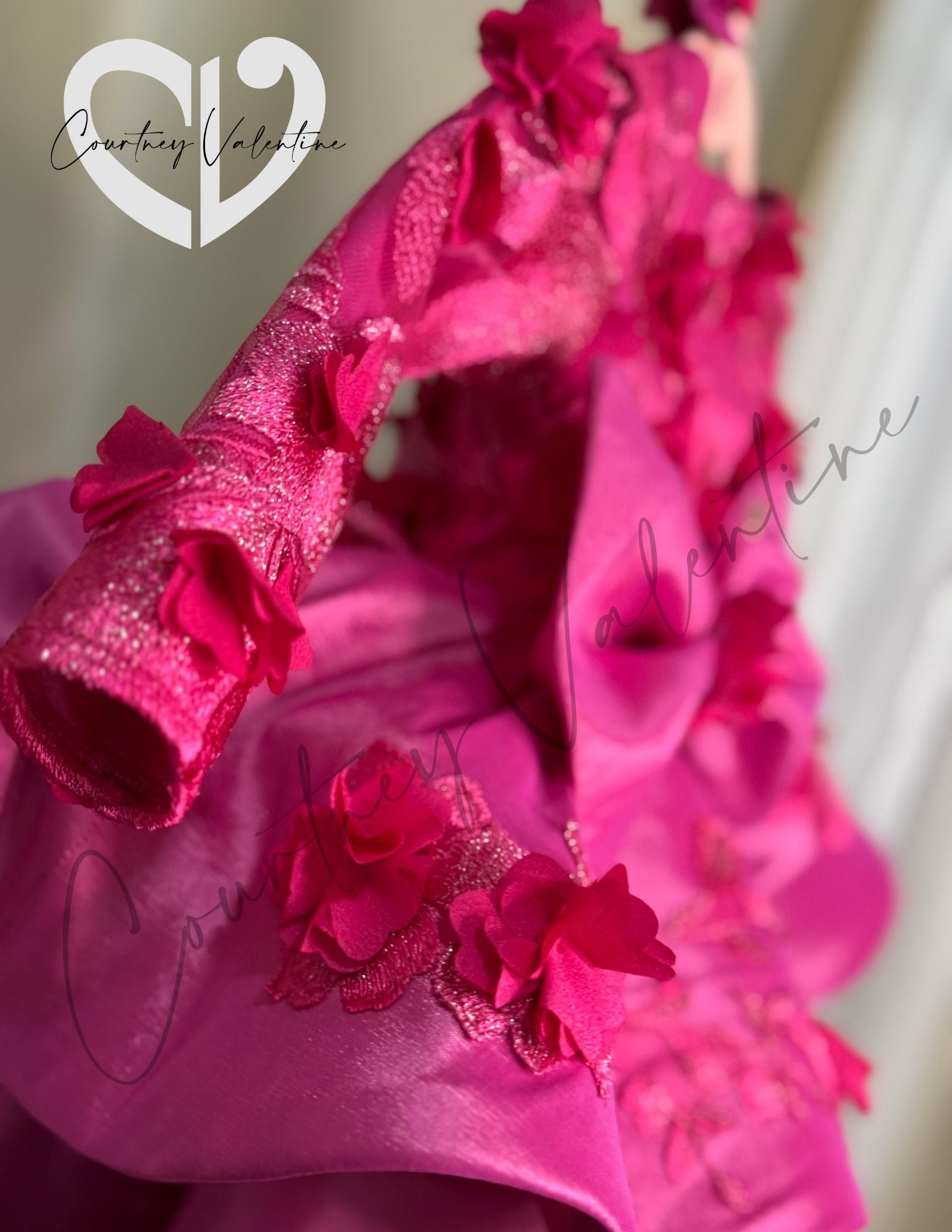 Robe en couches florale fuchsia sur mesure — Un look formel époustouflant pour les princesses élégantes