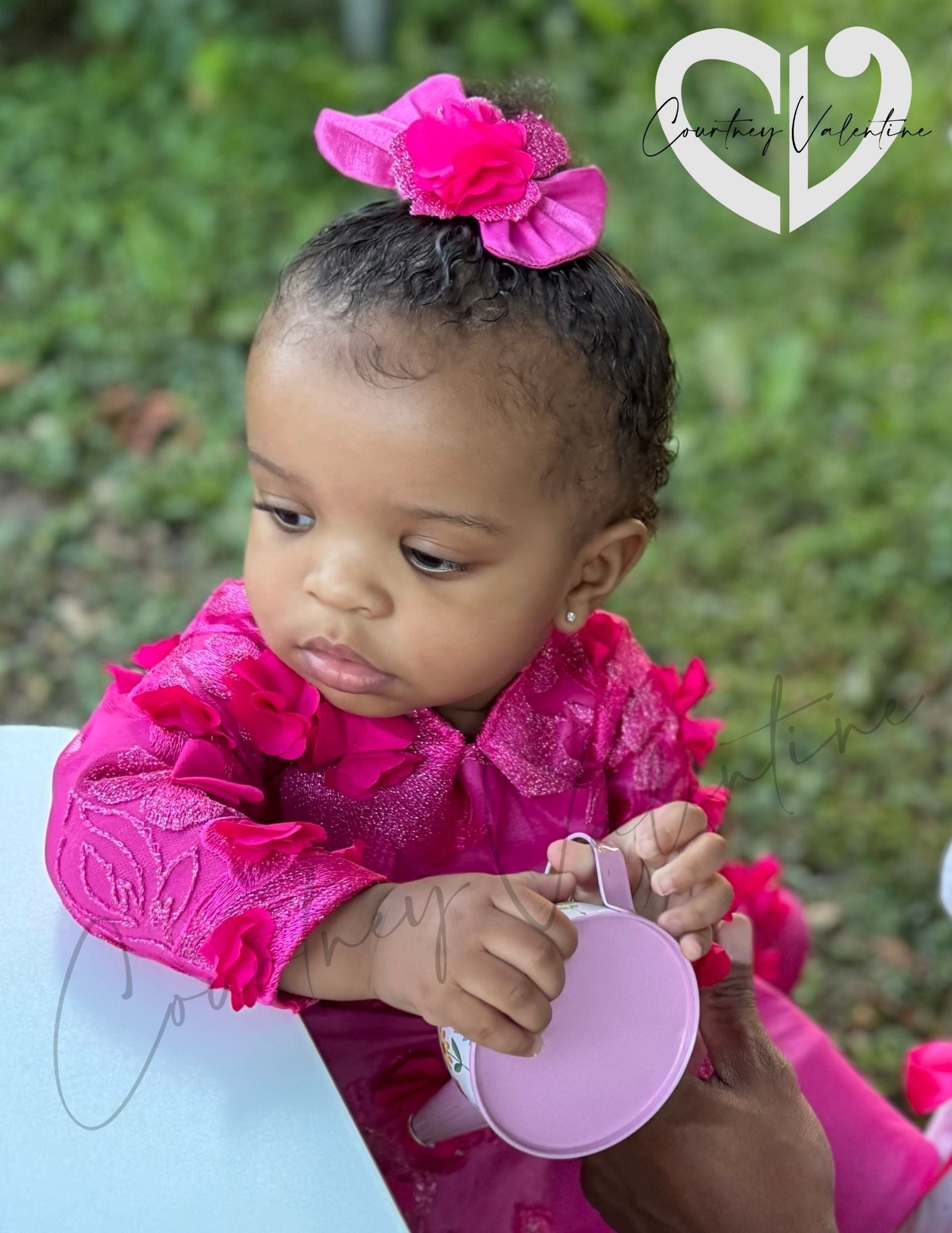 Robe en couches florale fuchsia sur mesure — Un look formel époustouflant pour les princesses élégantes