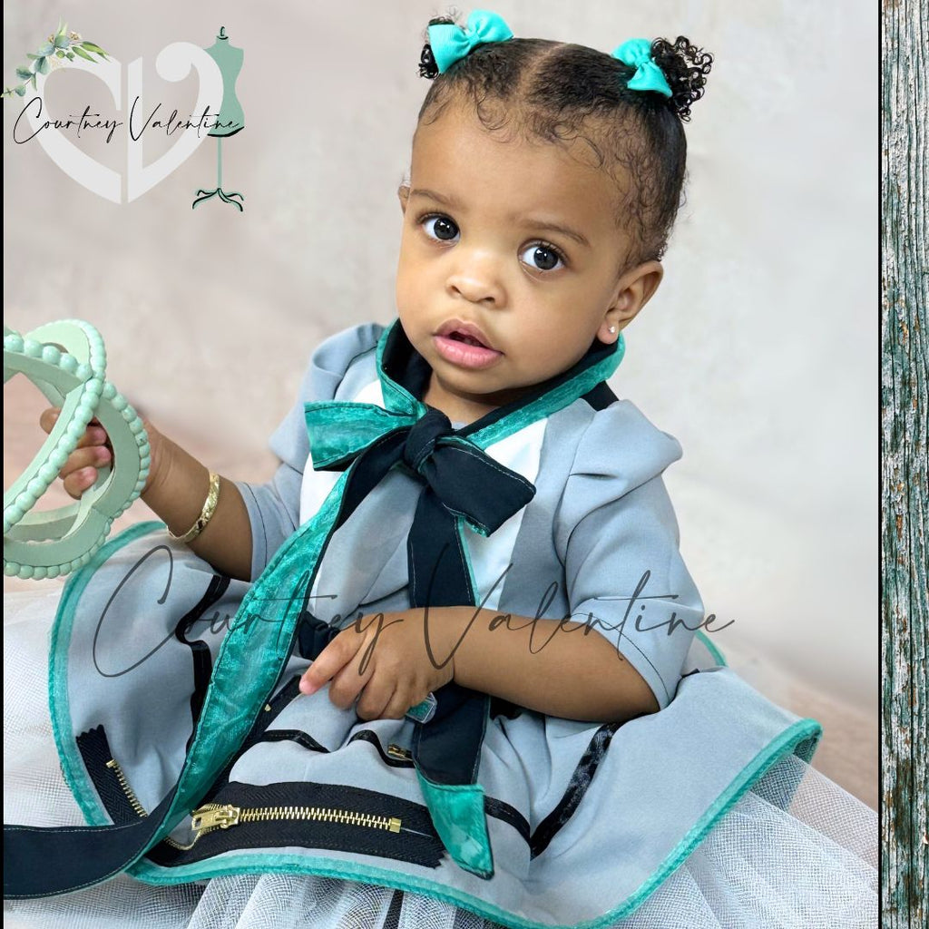 Robe à nouer au cou sur mesure, unique, avec une explosion de tulle et des détails de fermeture éclair décoratifs, avec un ou des nœuds pour cheveux assortis