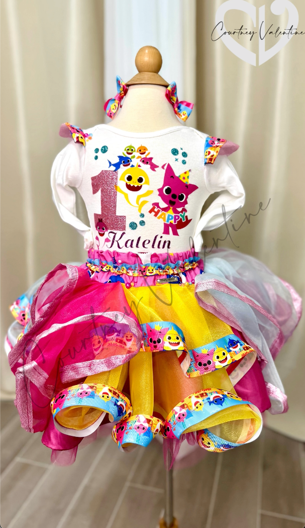 Ensemble d'anniversaire personnalisé Bébé Shark & Pinkfong unique avec tutu en couches personnalisé, T-shirt personnalisé et un ou des nœuds pour cheveux assortis