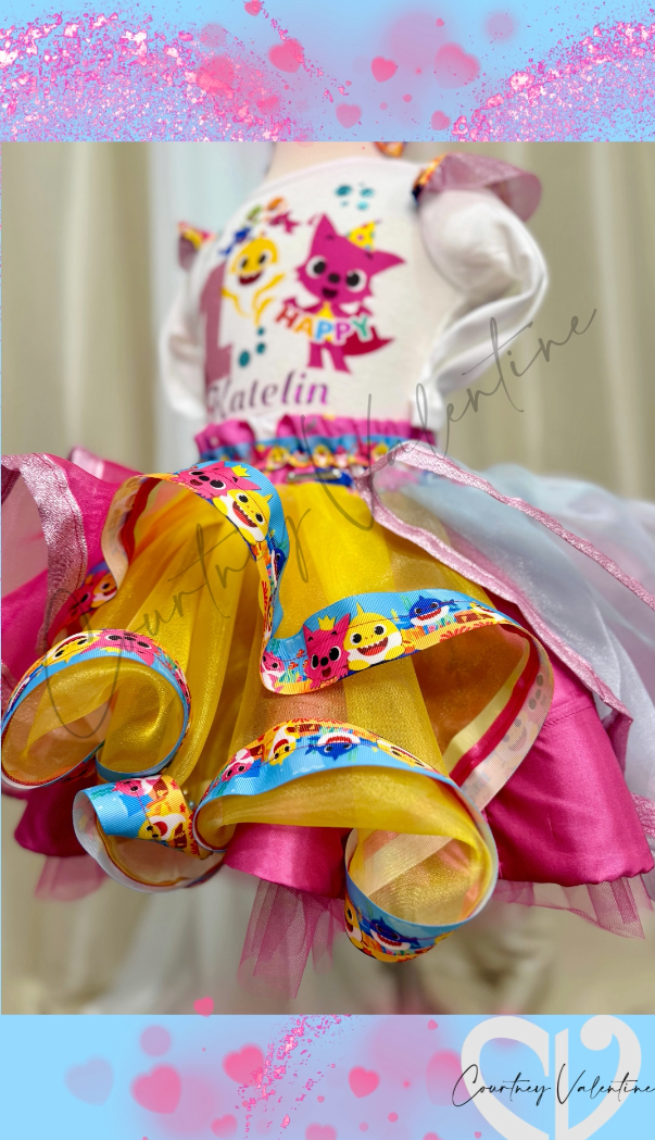 Ensemble d'anniversaire personnalisé Bébé Shark & Pinkfong unique avec tutu en couches personnalisé, T-shirt personnalisé et un ou des nœuds pour cheveux assortis