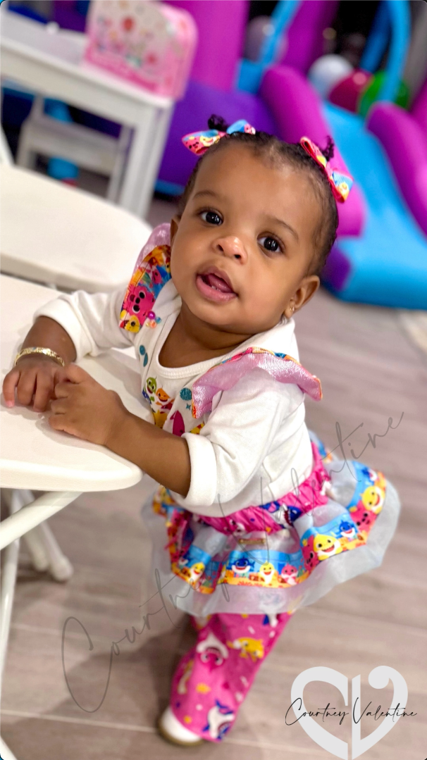 Ensemble de design personnalisé Bébé Shark et Pinkfong comprenant un T-shirt, un pantalon et un ou des nœuds pour cheveux assortis.