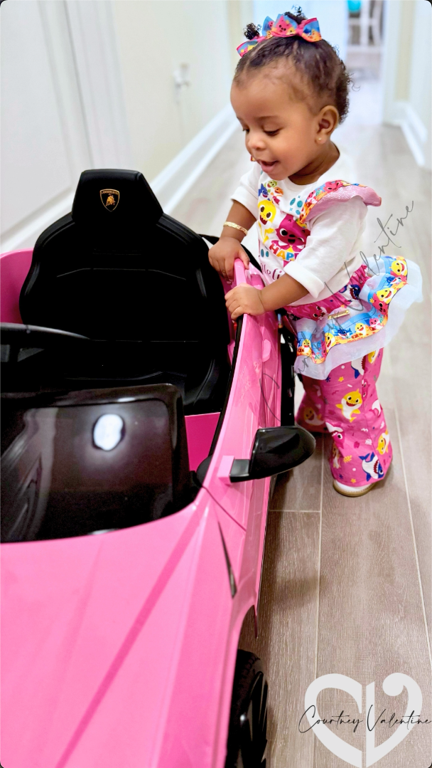 Ensemble de design personnalisé Bébé Shark et Pinkfong comprenant un T-shirt, un pantalon et un ou des nœuds pour cheveux assortis.