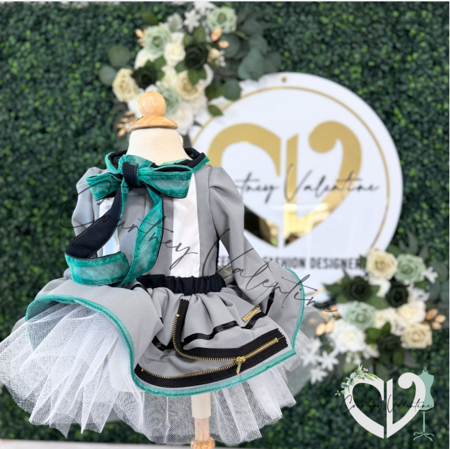 Robe à nouer au cou sur mesure, unique, avec une explosion de tulle et des détails de fermeture éclair décoratifs, avec un ou des nœuds pour cheveux assortis