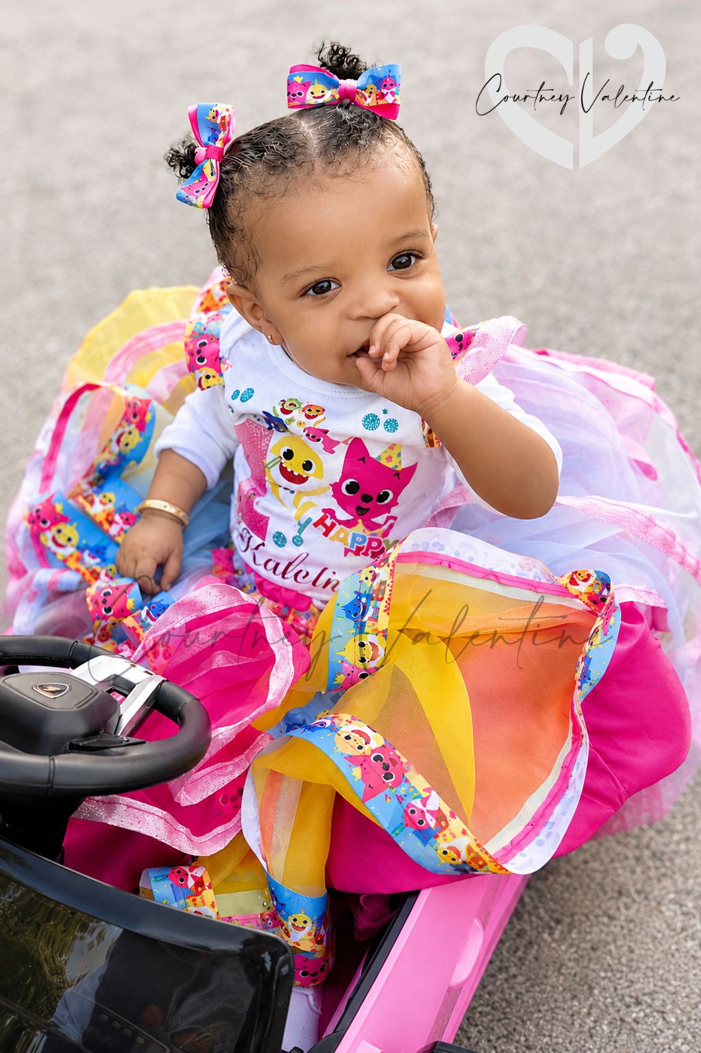 Ensemble d'anniversaire personnalisé Bébé Shark & Pinkfong unique avec tutu en couches personnalisé, T-shirt personnalisé et un ou des nœuds pour cheveux assortis